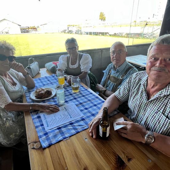 Bild enthält, Furniture, Table, Dining Table, Adult, Male, Man, Person, Tabletop, People, Outdoors