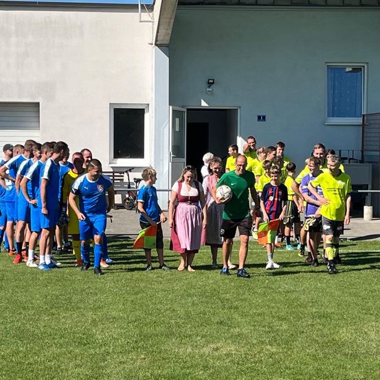 Bild enthält, People, Person, Rugby Ball, Sport, Building, College, Clothing, Footwear, Shoe, Shorts