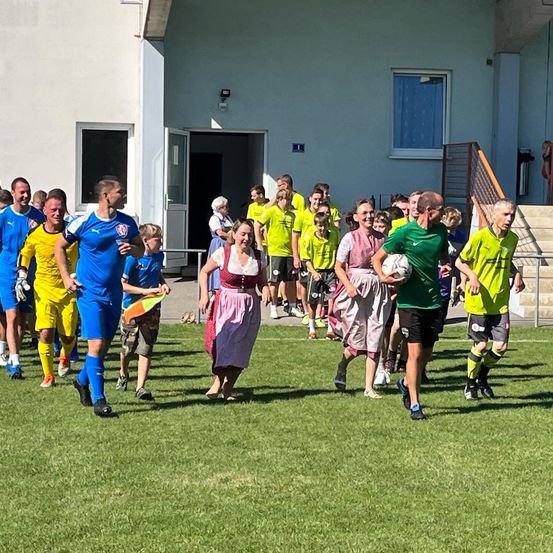 Bild enthält, People, Person, Soccer Ball, Sport, Clothing, Footwear, Shoe, Glove, Dog, Ping Pong Paddle