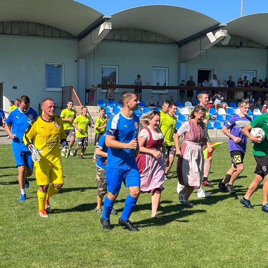Bild enthält, People, Person, Rugby, Rugby Ball, Sport, Adult, Male, Man, Boy, Child