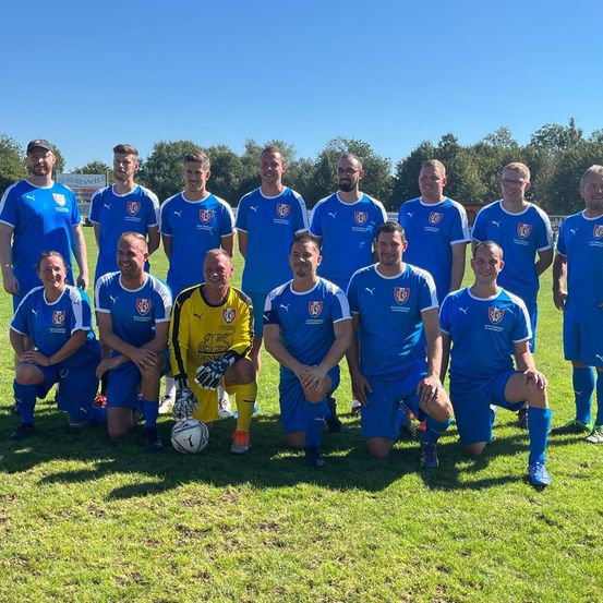 Bild enthält, People, Person, Groupshot, Team, Adult, Male, Man, Soccer Ball, Glasses, Shoe