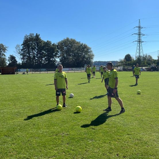 Bild enthält, Football, Soccer, Soccer Ball, Sport, Person, Tennis, Tennis Ball, Clothing, Footwear, Shoe