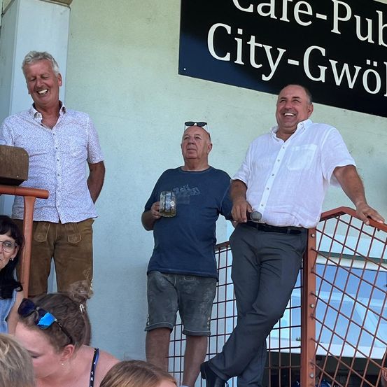 Bild enthält, Person, Photobombing, Pants, Adult, Male, Man, Face, Happy, Head, Laughing