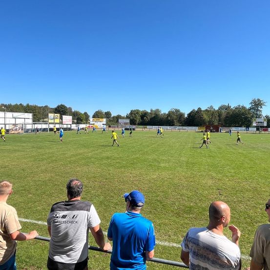 Bild enthält, Adult, Male, Man, Person, Baseball Cap, Hat, Baton, Stick, Football, Soccer