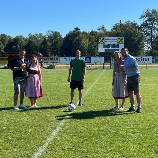 Bild enthält, Football, Soccer, Soccer Ball, Sport, Field, Clothing, Shorts, Person, Wristwatch, Scoreboard