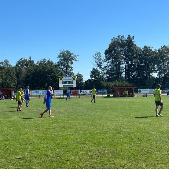 Bild enthält, Person, Football, Soccer, Sport, Volleyball, Volleyball Game, Clothing, Footwear, Shoe