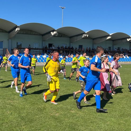 Bild enthält, People, Person, Ball, Rugby, Rugby Ball, Sport, Adult, Male, Man
