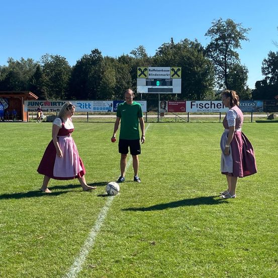 Bild enthält, Soccer Ball, Sport, Field, People, Person, Grass, Baseball Game, Scoreboard, Outdoors, Shoe
