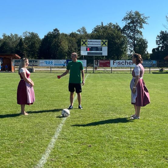 Bild enthält, Soccer Ball, Sport, Grass, Plant, Field, Person, Playing Basketball, People, Glasses, Shoe