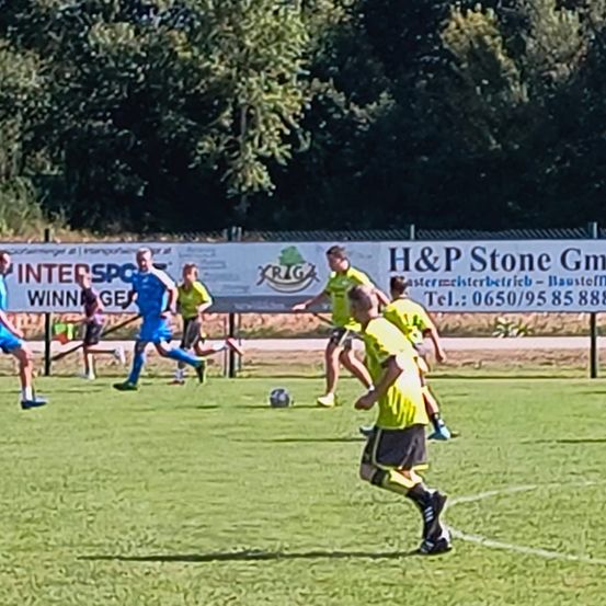 Bild enthält, Person, Clothing, Footwear, Shoe, Boy, Child, Male, Football, Sport, Soccer