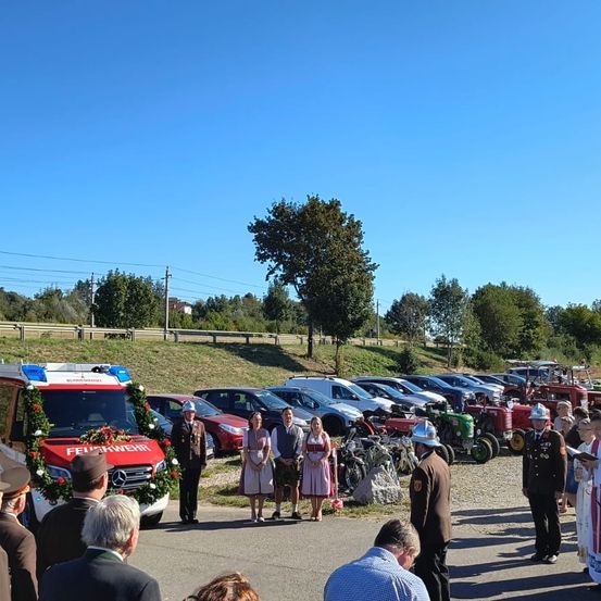 Bild enthält, Adult, Male, Man, Person, People, Helmet, Car, Vehicle, Outdoors, Wheel