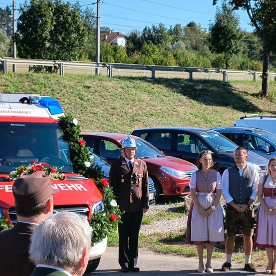 Bild enthält, Adult, Male, Man, Person, Shorts, Suit, Car, Funeral, Shoe, Wheel