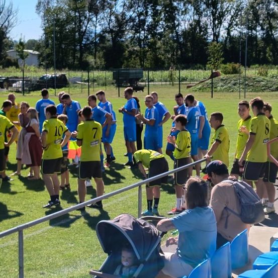 Bild enthält, People, Person, Adult, Female, Woman, Grass, Plant, Helmet, Volleyball Game, Sword