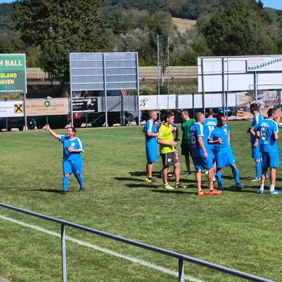 Bild enthält, Person, Footwear, Shoe, Face, Car, Vehicle, Accessories, Glasses, Rugby, Sport