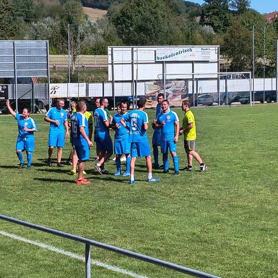 Bild enthält, People, Person, Transportation, Truck, Vehicle, Clothing, Footwear, Shoe