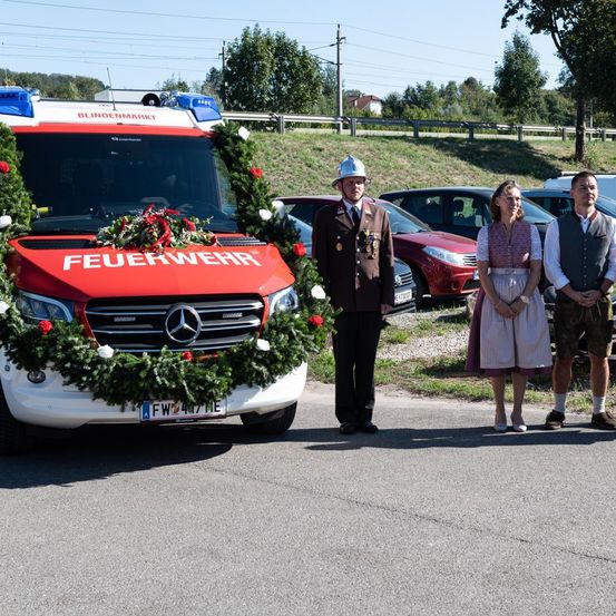 Bild enthält, Person, Clothing, Footwear, Shoe, Car, Vehicle, Machine, Wheel, Shorts, Wristwatch