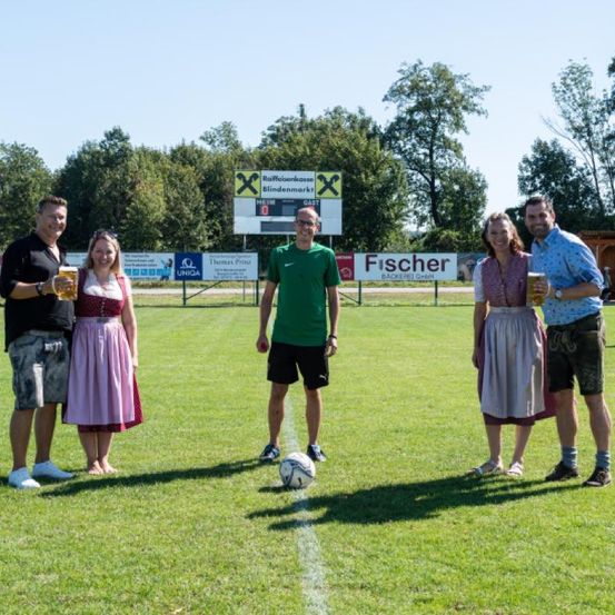 Bild enthält, Grass, Nature, Outdoors, Park, People, Person, Soccer Ball, Shorts, Field, Vegetation