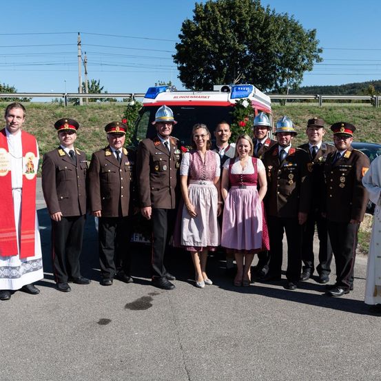 Bild enthält, People, Person, Dress, Formal Wear, Adult, Female, Woman, Male, Man, Coat