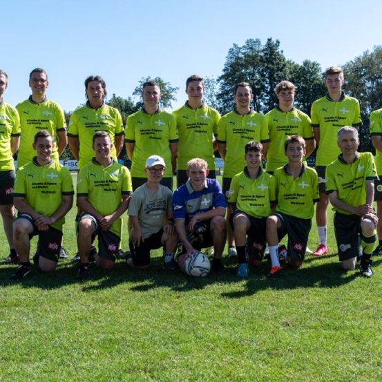 Bild enthält, People, Person, Team, Grass, Soccer Ball, Adult, Male, Man, Boy, Teen