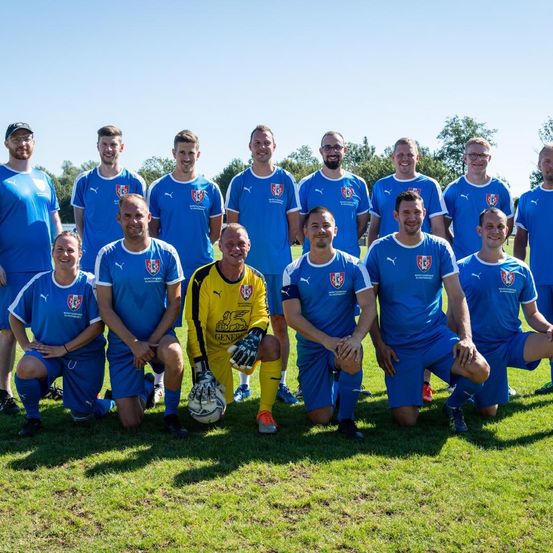 Bild enthält, People, Person, Team, Groupshot, Adult, Male, Man, Helmet, Grass, Wristwatch