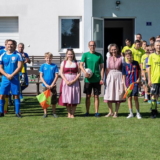 Bild enthält, People, Person, Grass, Shorts, Volleyball (Ball), Adult, Male, Man, Boy, Teen