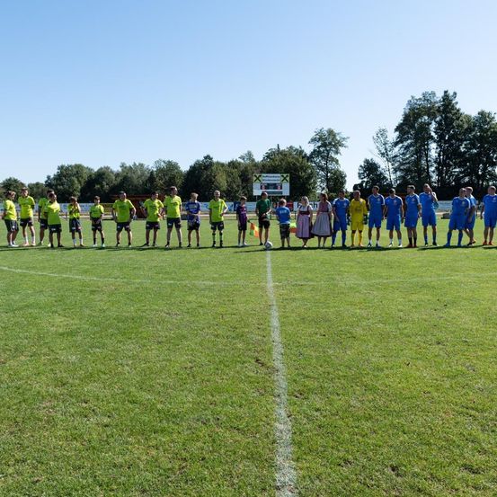 Bild enthält, People, Person, Field, Grass, Plant, Soccer Ball, Sport, Team, Car, Vehicle