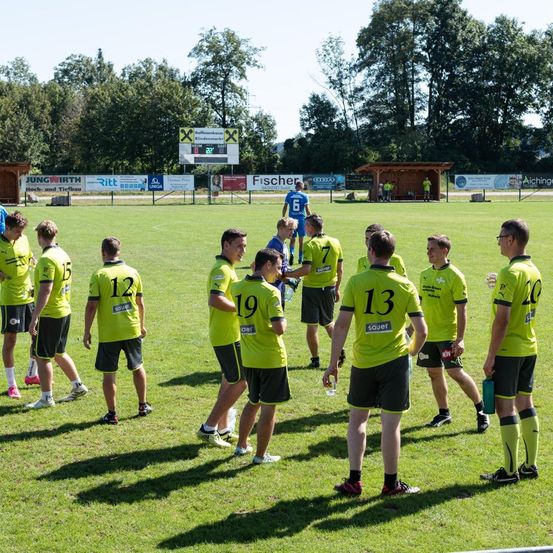 Bild enthält, People, Person, Clothing, Shorts, Footwear, Shoe, Field