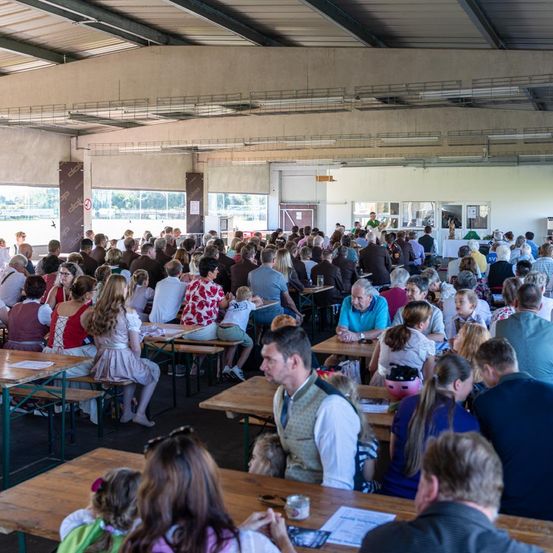 Bild enthält, Cafeteria, Indoors, Restaurant, Building, Person, Adult, Male, Man, Child, Girl