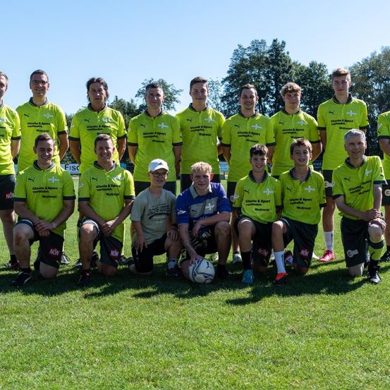 Bild enthält, People, Person, Team, Grass, Groupshot, Adult, Male, Man, Boy, Teen