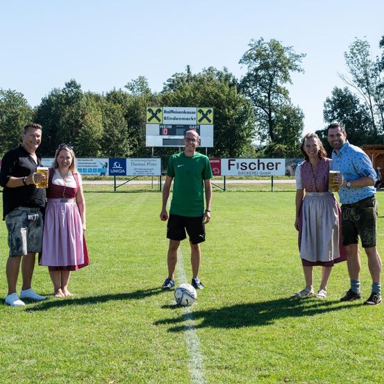 Bild enthält, Soccer Ball, People, Person, Grass, Field, Park, Adult, Male, Man, Shorts