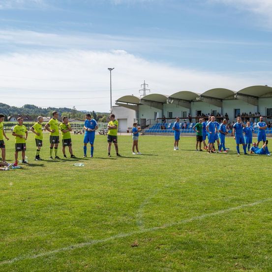 Bild enthält, People, Person, Field, Grass, Plant
