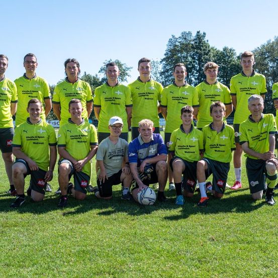 Bild enthält, People, Person, Team, Rugby Ball, Grass, Groupshot, Adult, Male, Man, Teen