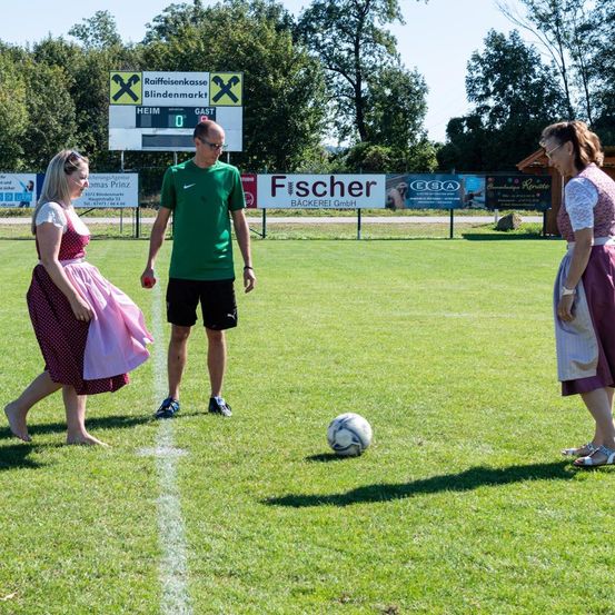 Bild enthält, Soccer Ball, Sport, Person, Clothing, Shorts, People, Field, Accessories, Glasses, Shoe