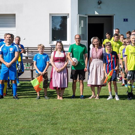 Bild enthält, People, Person, Grass, Shorts, Volleyball (Ball), Adult, Male, Man, Boy, Teen