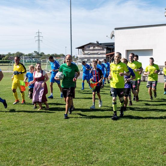 Bild enthält, People, Person, Adult, Male, Man, Football, Soccer, Soccer Ball, Sport, Track And Field