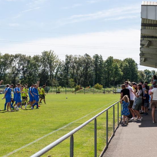 Bild enthält, People, Person, Grass, Plant, Field, Architecture, Building, College
