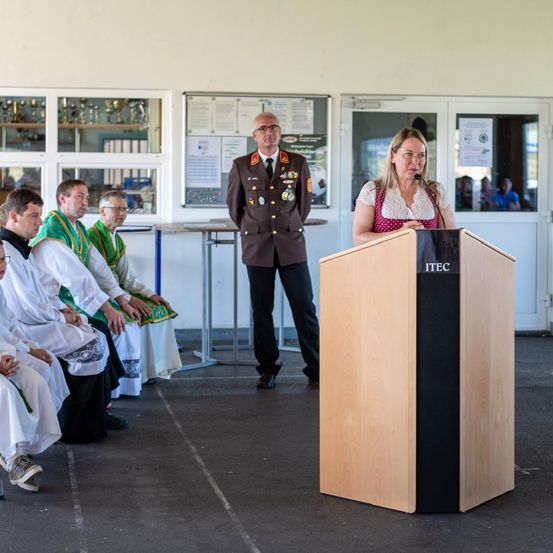 Bild enthält, Crowd, Person, Audience, Coat, Adult, Male, Man, Speech, Female, Woman