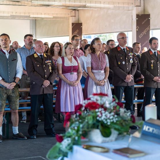 Bild enthält, Adult, Male, Man, Person, Military, Military Officer, Officer, Bride, Female, Woman