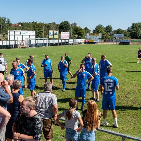 Bild enthält, People, Person, Adult, Female, Woman, Male, Man, Jeans, Field, Face