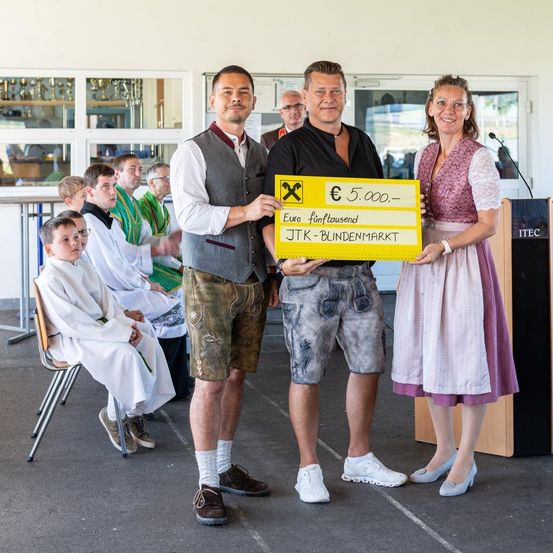 Bild enthält, People, Person, Shorts, Groupshot, Adult, Male, Man, Face, Pants, Glasses