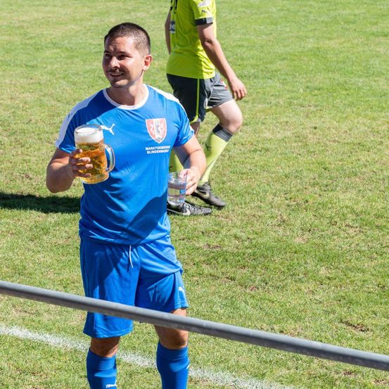 Bild enthält, People, Person, Boy, Child, Male, Beer, Beverage, Grass, Shorts, Shoe