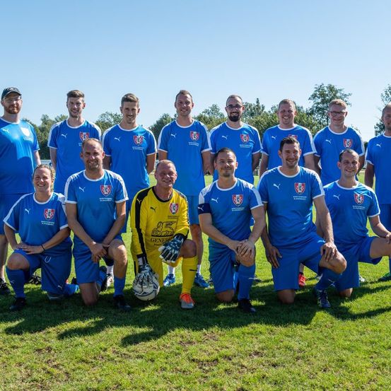 Bild enthält, People, Person, Team, Groupshot, Adult, Male, Man, Grass, Wristwatch, Shoe
