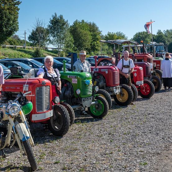 Bild enthält, Person, Adult, Male, Man, Wheel, Outdoors, Tractor, Vehicle, Motorcycle, Glasses