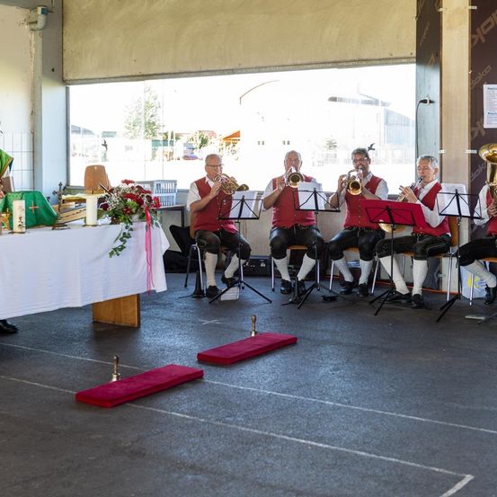 Bild enthält, Brass Section, Horn, Musical Instrument, Tuba, People, Person, Group Performance, Crowd, Accessories, Glasses