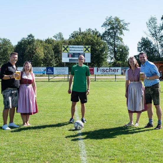 Bild enthält, Soccer Ball, Grass, People, Person, Park, Adult, Male, Man, Field, Shorts
