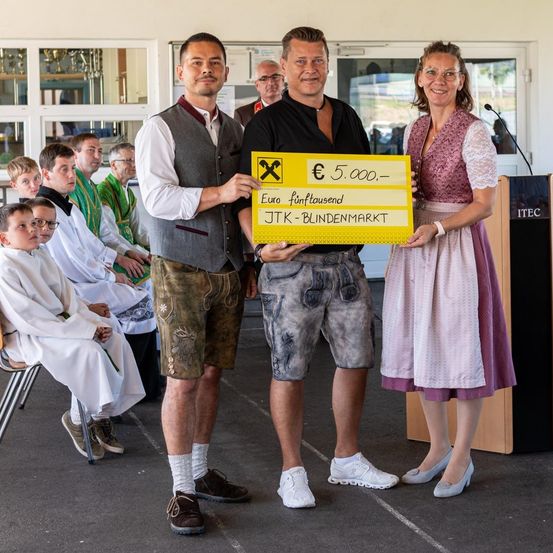 Bild enthält, People, Person, Adult, Female, Woman, Groupshot, Shorts, Male, Man, Crowd