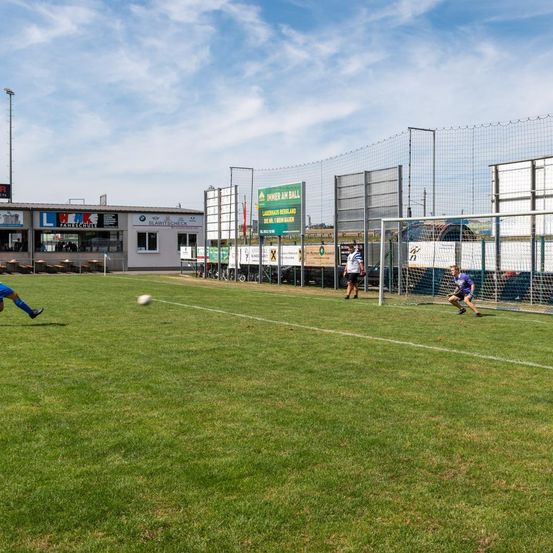 Bild enthält, Ball, Football, Soccer, Soccer Ball, Sport, Clothing, Footwear, Shoe, Person