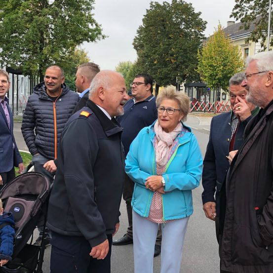 Bild enthält, People, Person, Adult, Female, Woman, Coat, Jacket, Male, Man, Baby