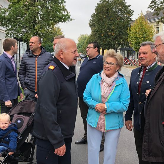 Bild enthält, People, Person, Blazer, Coat, Jacket, Adult, Female, Woman, Walking, Man