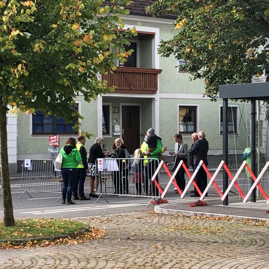 Bild enthält, Person, Accessories, Bag, Handbag, People, Pedestrian, Clothing, Jeans, Pants, Urban